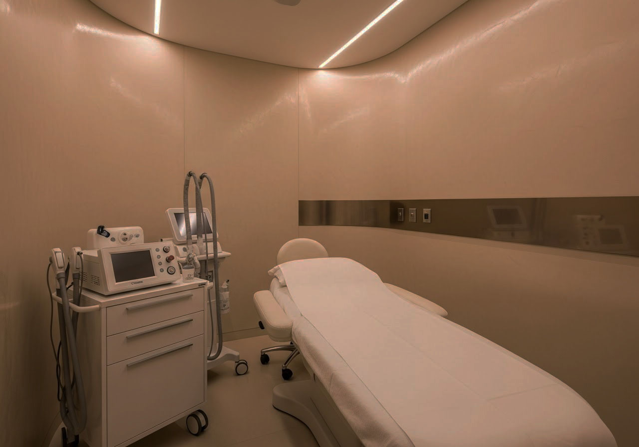 Una sala de tratamiento tranquila en la clínica de estética
